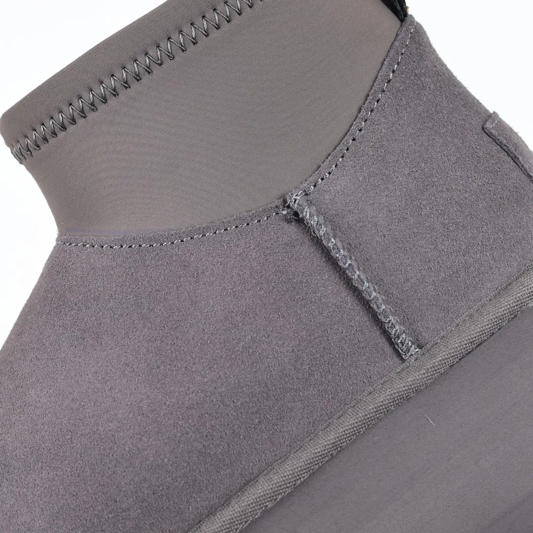 Pick up locally 💰600 Core recommended good price It is a very suitable choice for home furnishings. In the new year, uug launched a series of styles, which are partial to the preferences of young consumers and have also moved to the forefront of fashion trends. Shoe body material: water-repellent coated suede upper, 17 mm UGGPURE™ implantable wool insole, lightweight non-slip and comfortable rubber outsole, with brand LOGO and trademark, with full packaging Size: 35 36 37 38 39 40